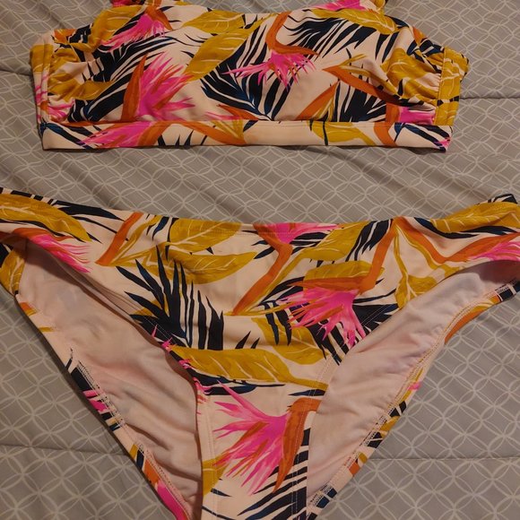 2 piece bathing suits with stickers in inside - Picture 2 of 2